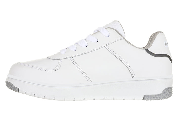 Tenis deportivos K-Swiss color blanco con detalles en gris y suela blanca y gris.