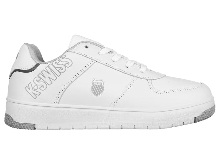Tenis deportivos K-Swiss para niño en color blanco con detalles en gris y suela blanca.