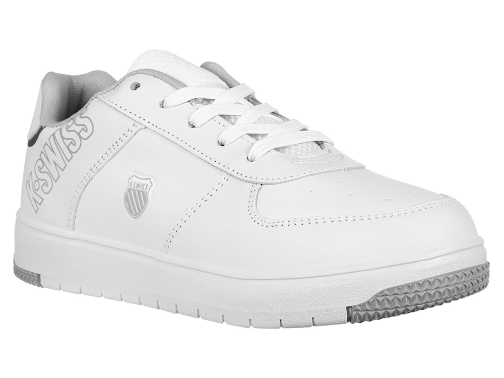 Tenis deportivos K-Swiss para niño en color blanco con detalles en gris y suela blanca.