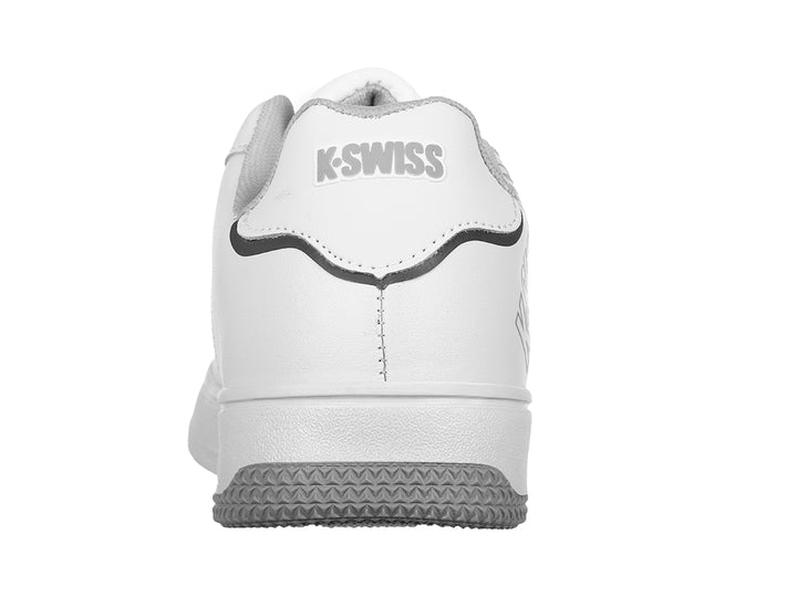 Tenis deportivos K-Swiss para niño en color blanco con detalles en gris y suela blanca.