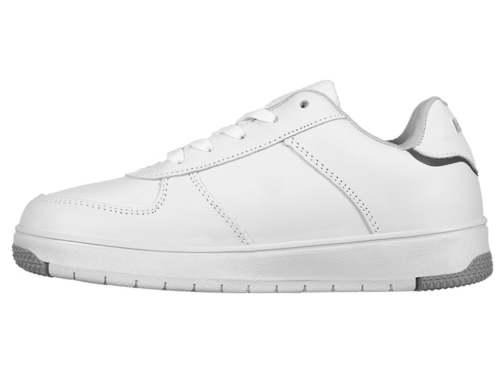 Tenis deportivos K-Swiss para niño en color blanco con detalles en gris y suela blanca.