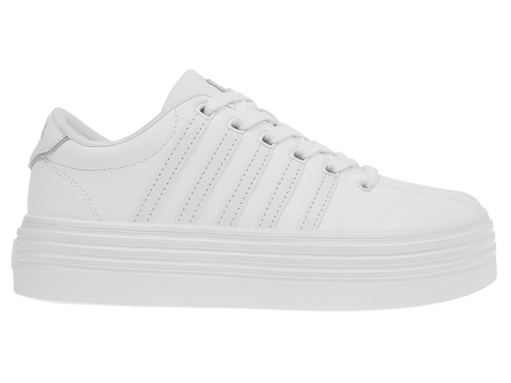 Tenis K-Swiss color blanco con suela de plataforma alta y diseño clásico deportivo.
