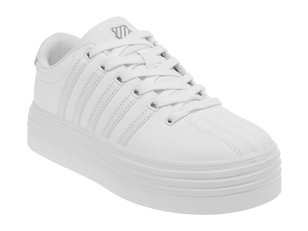 Tenis K-Swiss color blanco con suela de plataforma alta y diseño clásico deportivo.