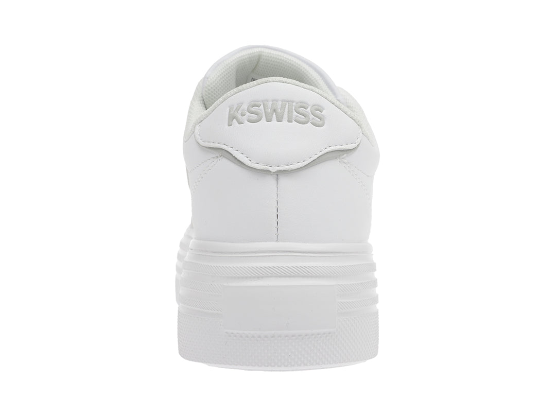 Tenis K-Swiss color blanco con suela de plataforma alta y diseño clásico deportivo.