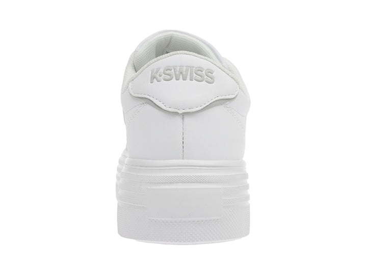 Tenis K-Swiss color blanco con suela de plataforma alta y diseño clásico deportivo.