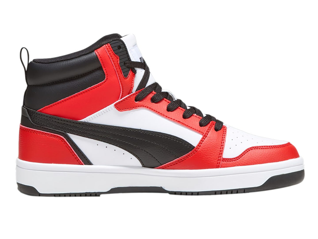 Tenis PUMA Rebound V6 de cuello alto en colores blanco, rojo y negro con suela blanca.