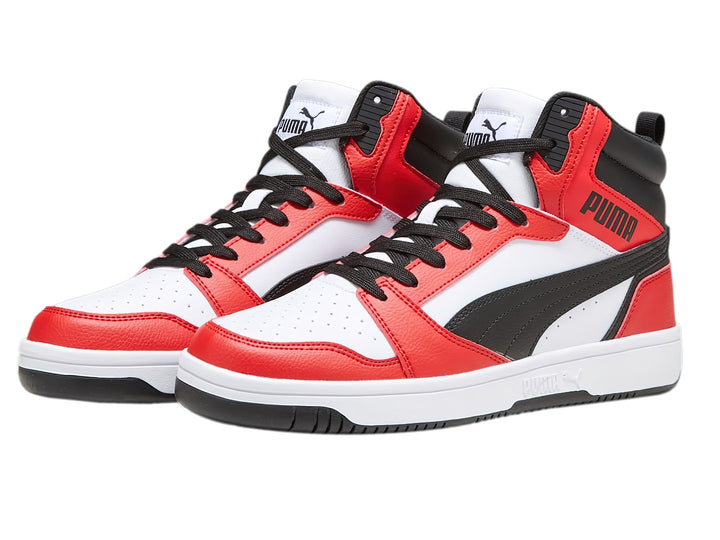 Tenis PUMA Rebound V6 de cuello alto en colores blanco, rojo y negro con suela blanca.