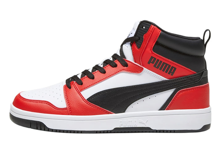 Tenis PUMA Rebound V6 de cuello alto en colores blanco, rojo y negro con suela blanca.