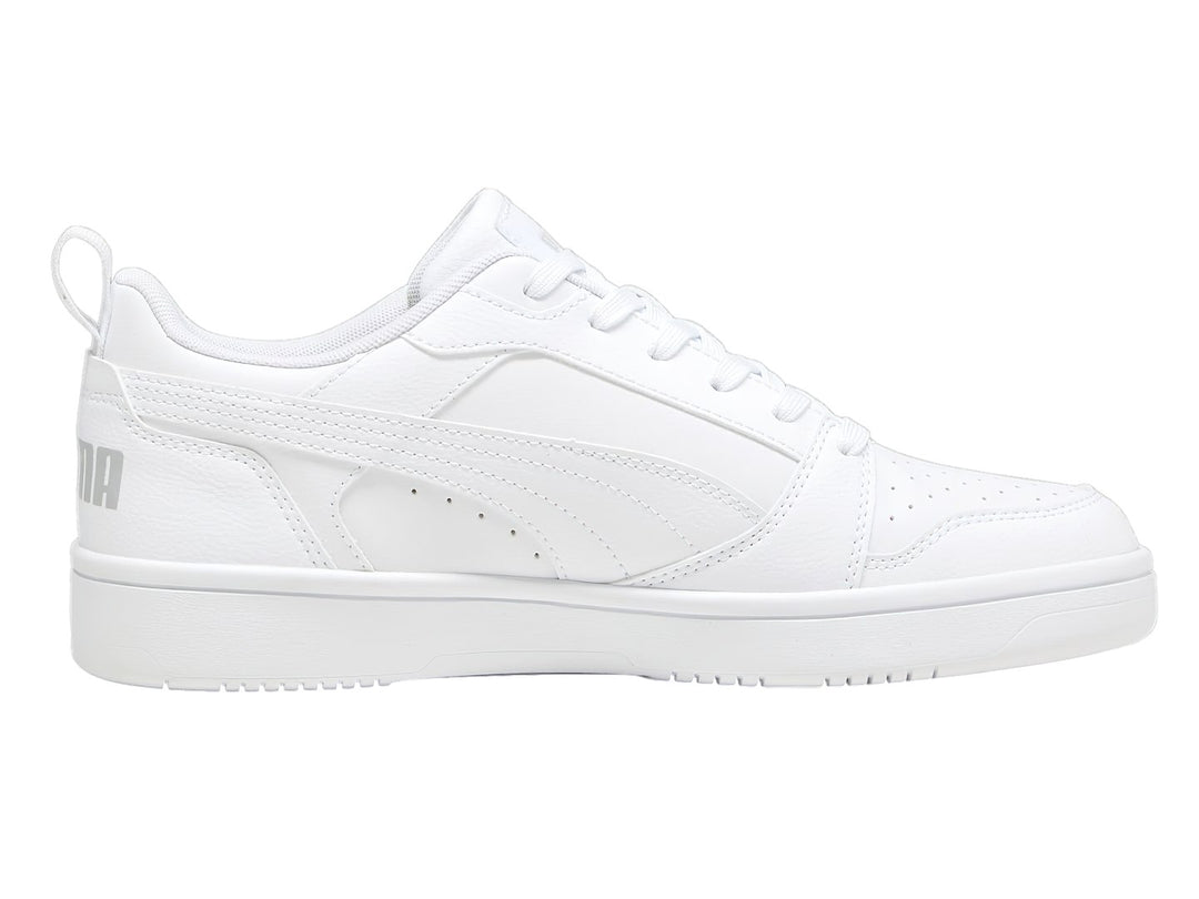 Tenis PUMA Rebound V6 Low en color blanco, diseño deportivo de corte bajo con cordones.