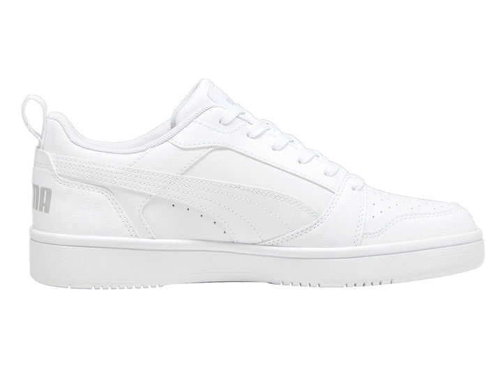 Tenis PUMA Rebound V6 Low en color blanco, diseño deportivo de corte bajo con cordones.