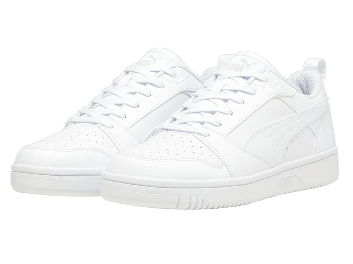 Tenis PUMA Rebound V6 Low en color blanco, diseño deportivo de corte bajo con cordones.