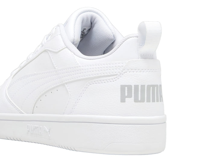 Tenis PUMA Rebound V6 Low en color blanco, diseño deportivo de corte bajo con cordones.