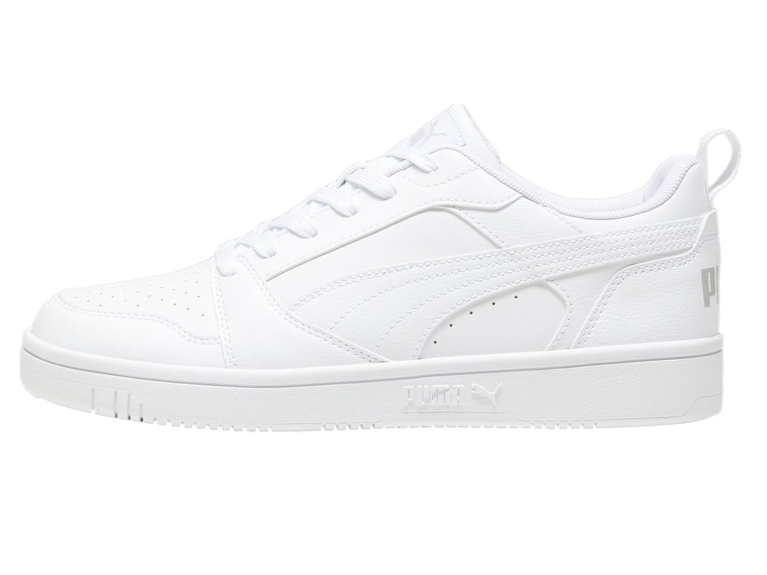 Tenis PUMA Rebound V6 Low en color blanco, diseño deportivo de corte bajo con cordones.
