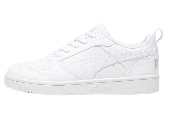 Tenis PUMA Rebound V6 Low en color blanco, diseño deportivo de corte bajo con cordones.