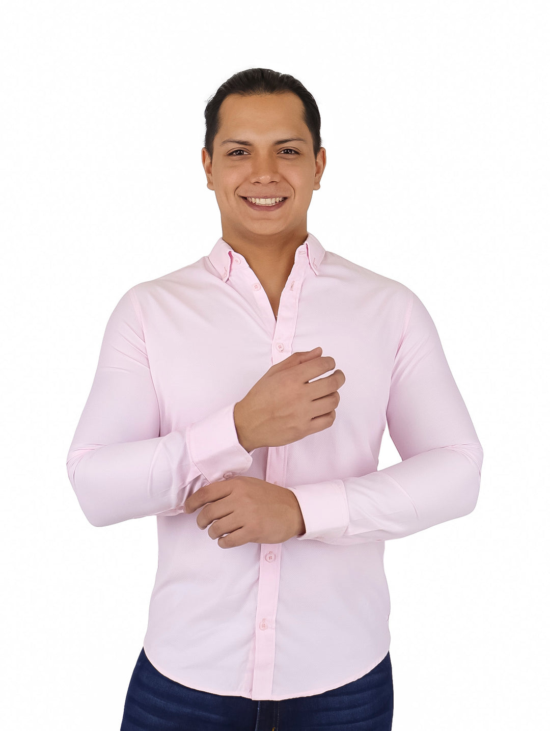 Hombre vistiendo una camisa de manga larga color rosa claro con cuello y botones.
