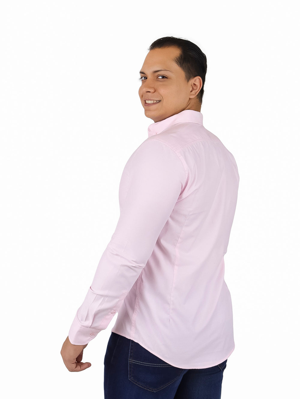 Hombre vistiendo una camisa de manga larga color rosa claro con cuello y botones.