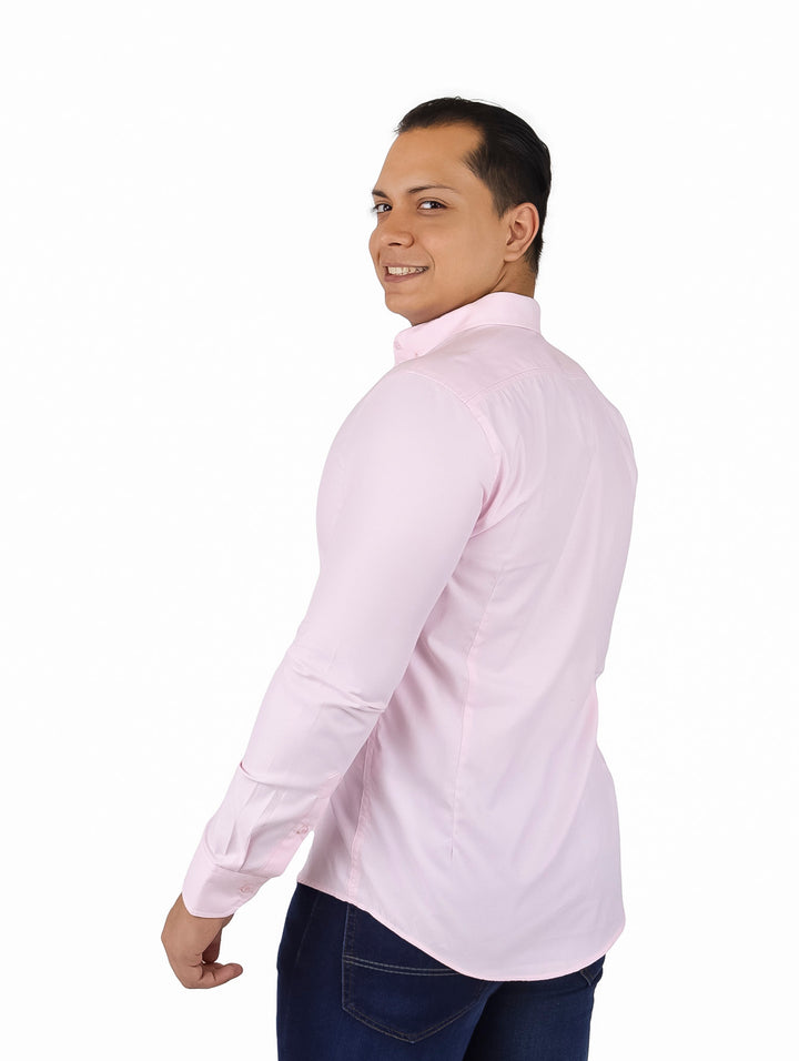 Hombre vistiendo una camisa de manga larga color rosa claro con cuello y botones.
