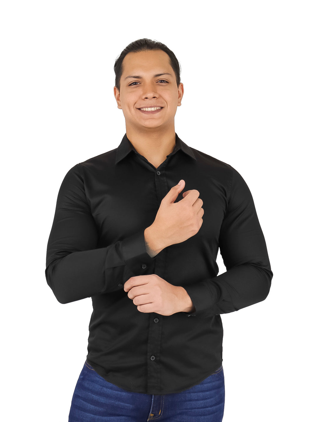 Hombre vistiendo una camisa negra de manga larga y cuello, estilo casual.