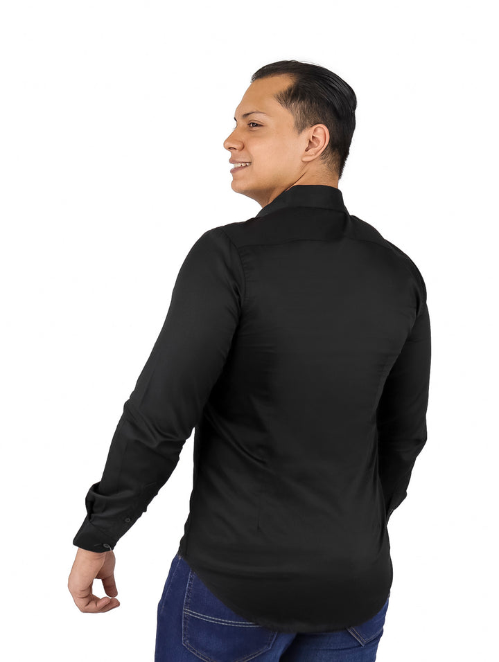 Hombre vistiendo una camisa negra de manga larga y cuello, estilo casual.