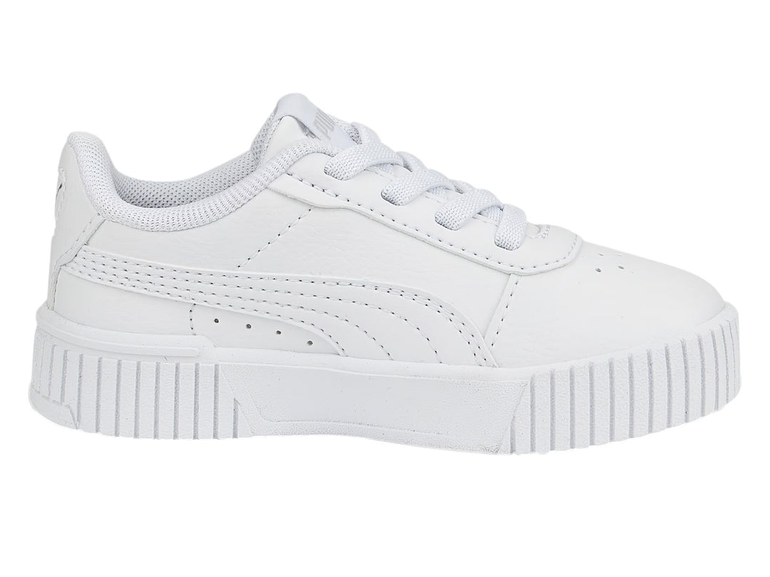 Tenis PUMA Carina 2.0 AC INF en color blanco total con suela ancha y cordones, vista lateral.