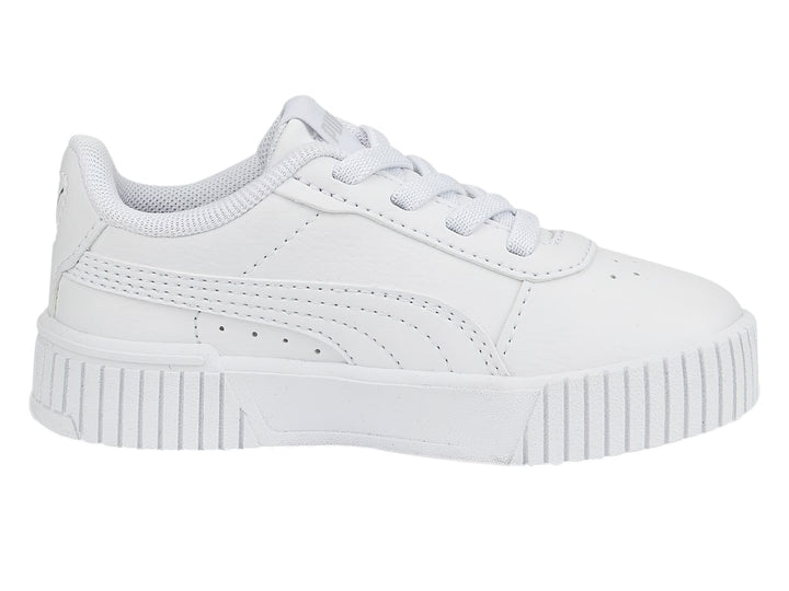 Tenis PUMA Carina 2.0 AC INF en color blanco total con suela ancha y cordones, vista lateral.