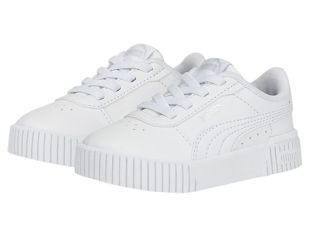 Tenis PUMA Carina 2.0 AC INF en color blanco total con suela ancha y cordones, vista lateral.