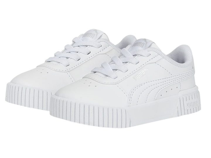 Tenis PUMA Carina 2.0 AC INF en color blanco total con suela ancha y cordones, vista lateral.