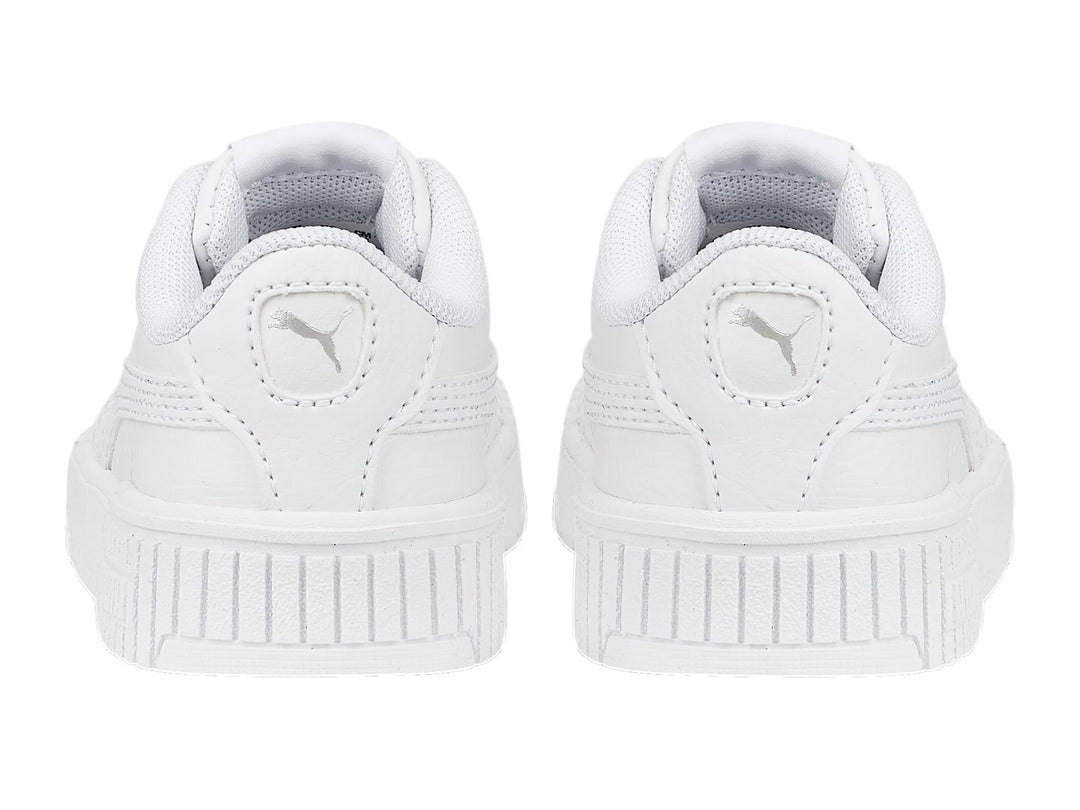 Tenis PUMA Carina 2.0 AC INF en color blanco total con suela ancha y cordones, vista lateral.