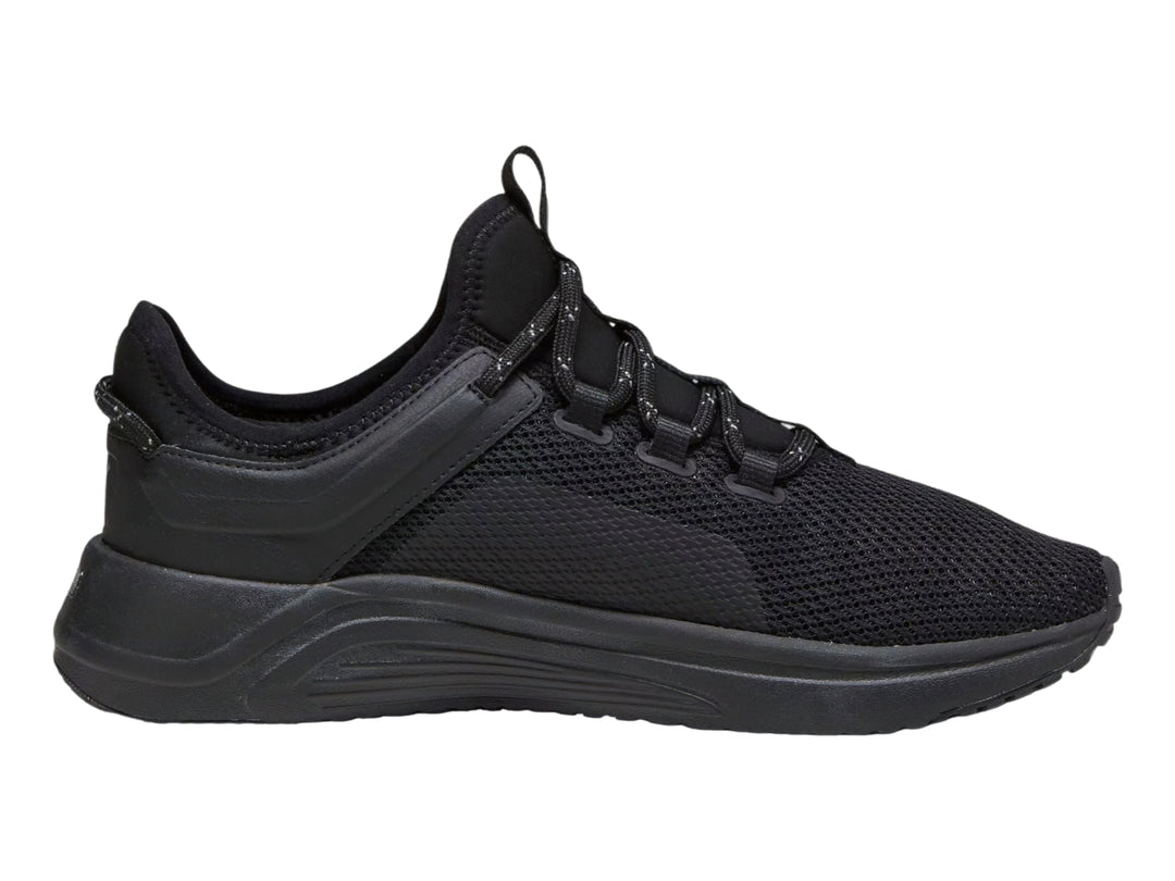 Tenis deportivos PUMA SOFTRIDE ASTRO SLIP en color negro con tejido de malla y suela gruesa.