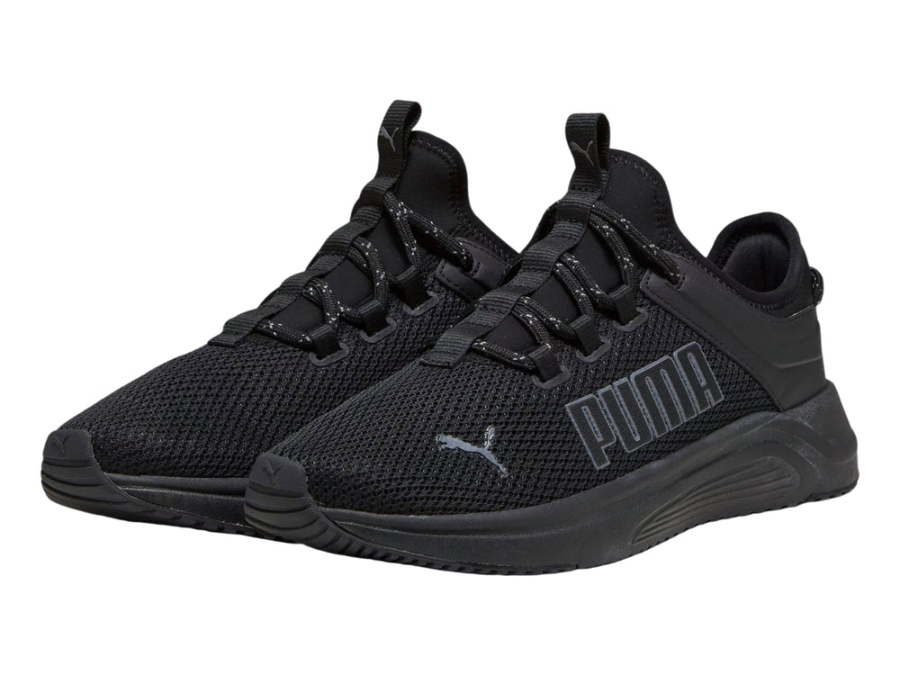 Tenis deportivos PUMA SOFTRIDE ASTRO SLIP en color negro con tejido de malla y suela gruesa.