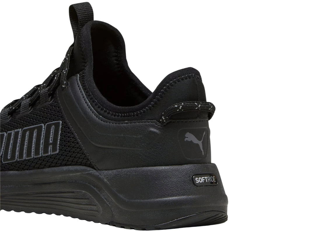 Tenis deportivos PUMA SOFTRIDE ASTRO SLIP en color negro con tejido de malla y suela gruesa.