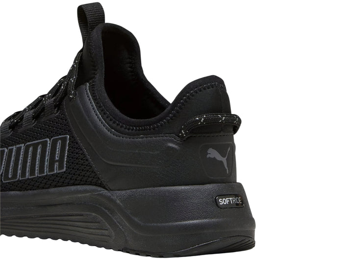 Tenis deportivos PUMA SOFTRIDE ASTRO SLIP en color negro con tejido de malla y suela gruesa.