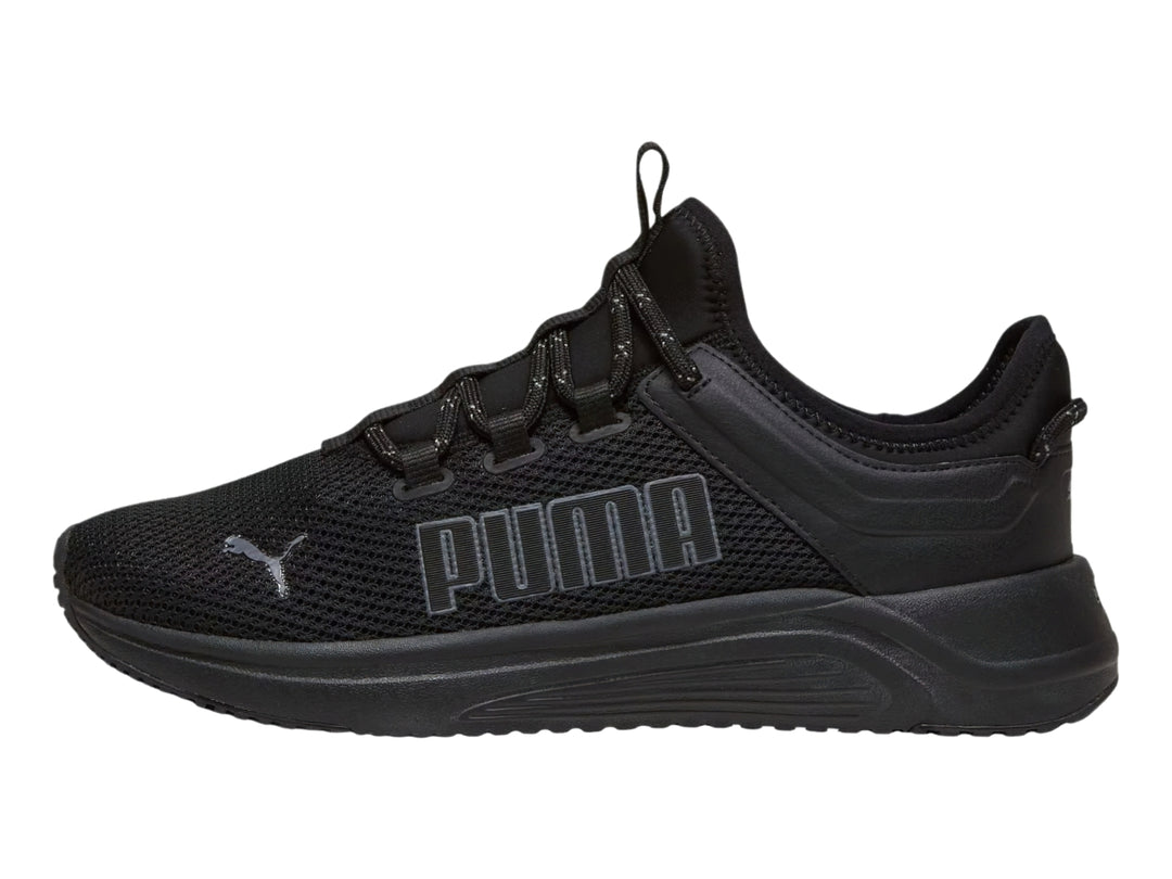 Tenis deportivos PUMA SOFTRIDE ASTRO SLIP en color negro con tejido de malla y suela gruesa.