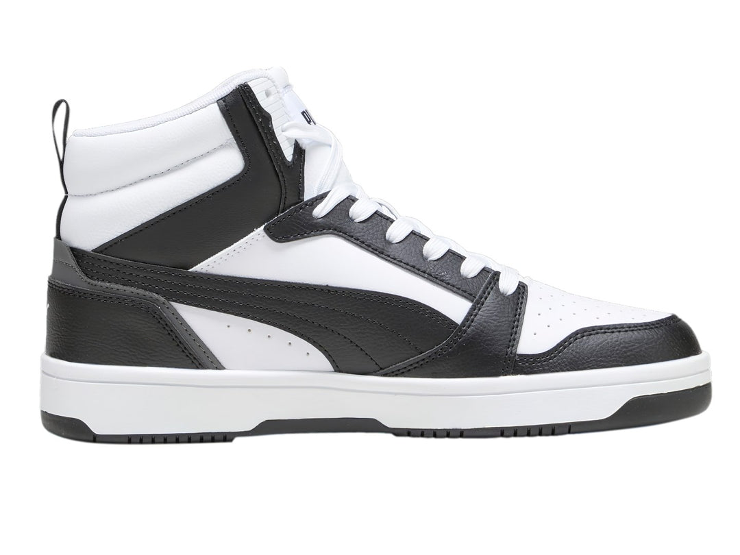 Tenis PUMA Rebound V6 de cuello alto en colores blanco y negro con detalles en gris.