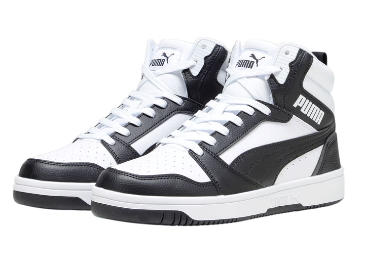 Tenis PUMA Rebound V6 de cuello alto en colores blanco y negro con detalles en gris.