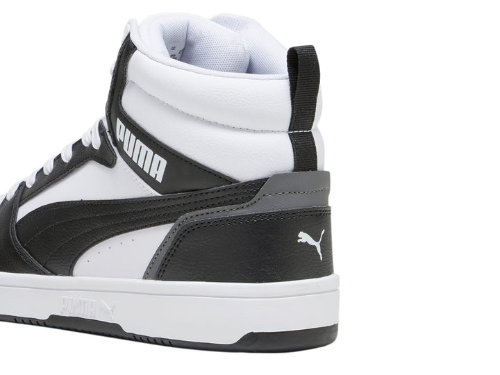 Tenis PUMA Rebound V6 de cuello alto en colores blanco y negro con detalles en gris.