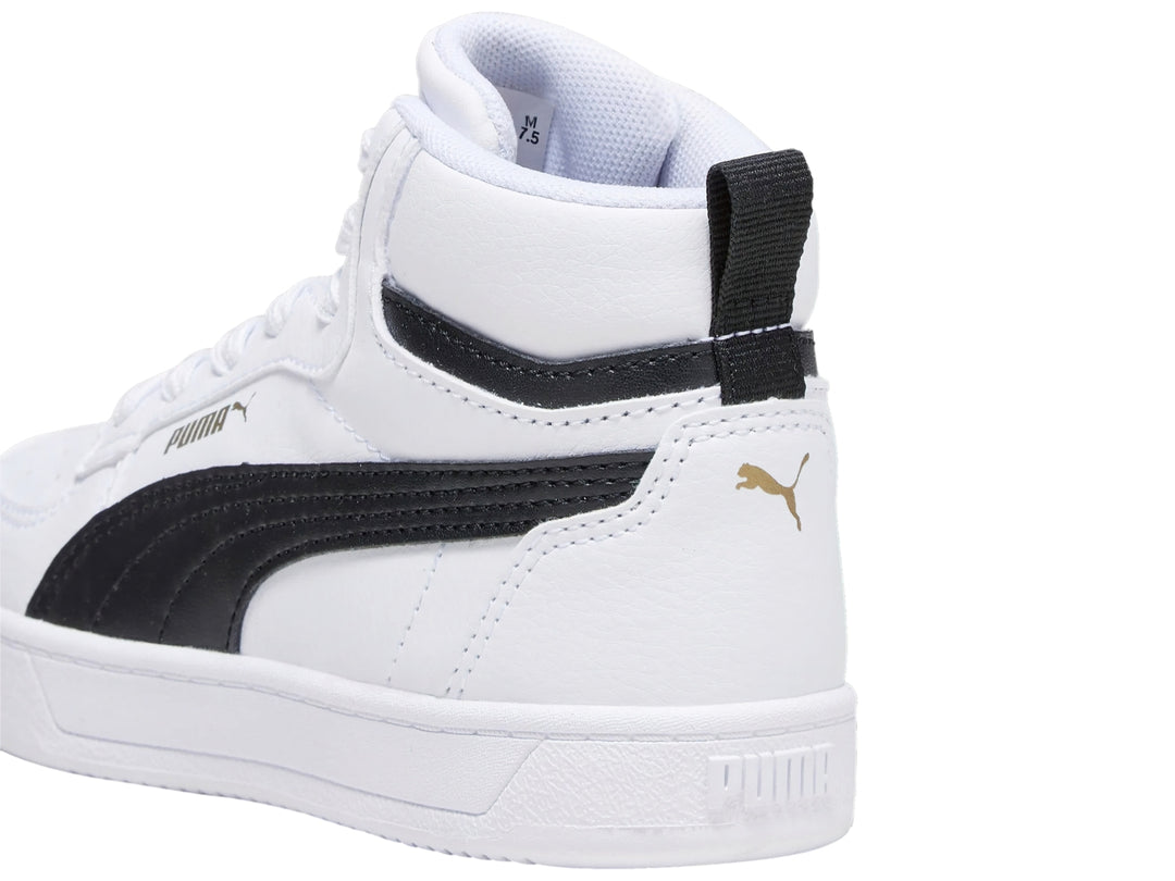 Tenis PUMA Caven 2.0 Mid color blanco con franja lateral negra y suela blanca.