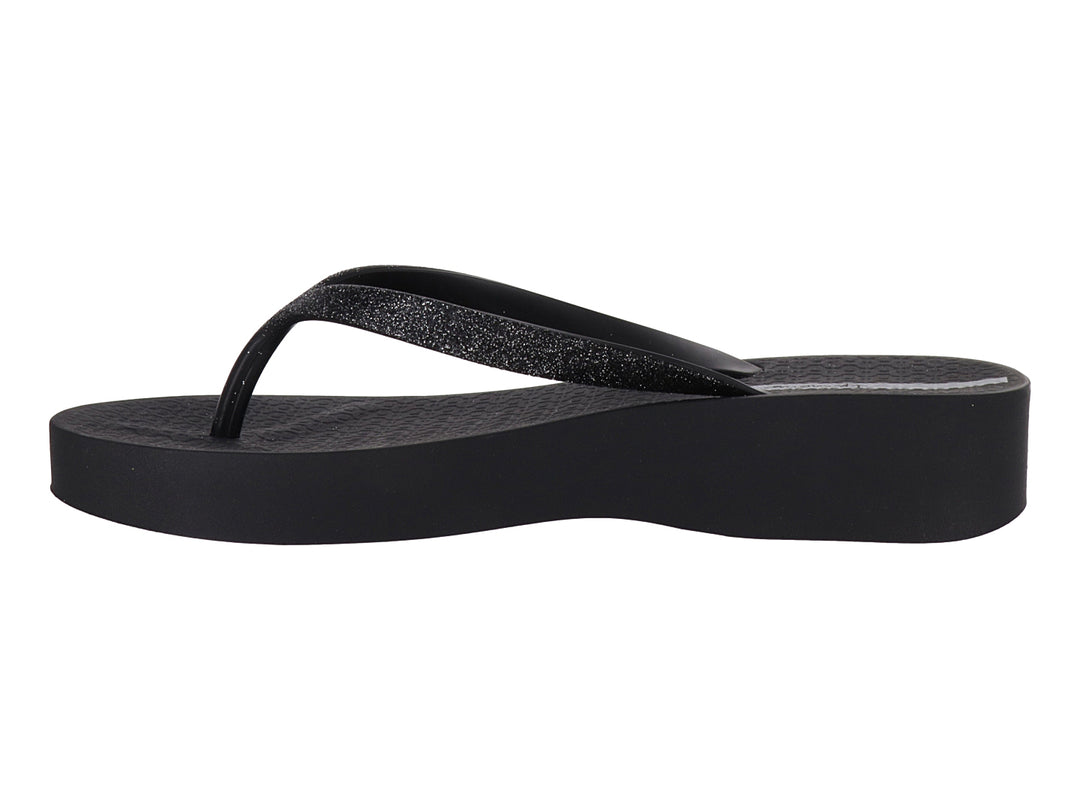 Sandalias negras de plataforma con correa de glitter brillante.