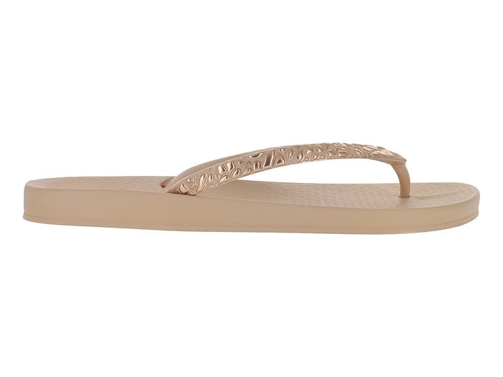 Sandalias planas de color beige con tira decorada, marca Ipanema.