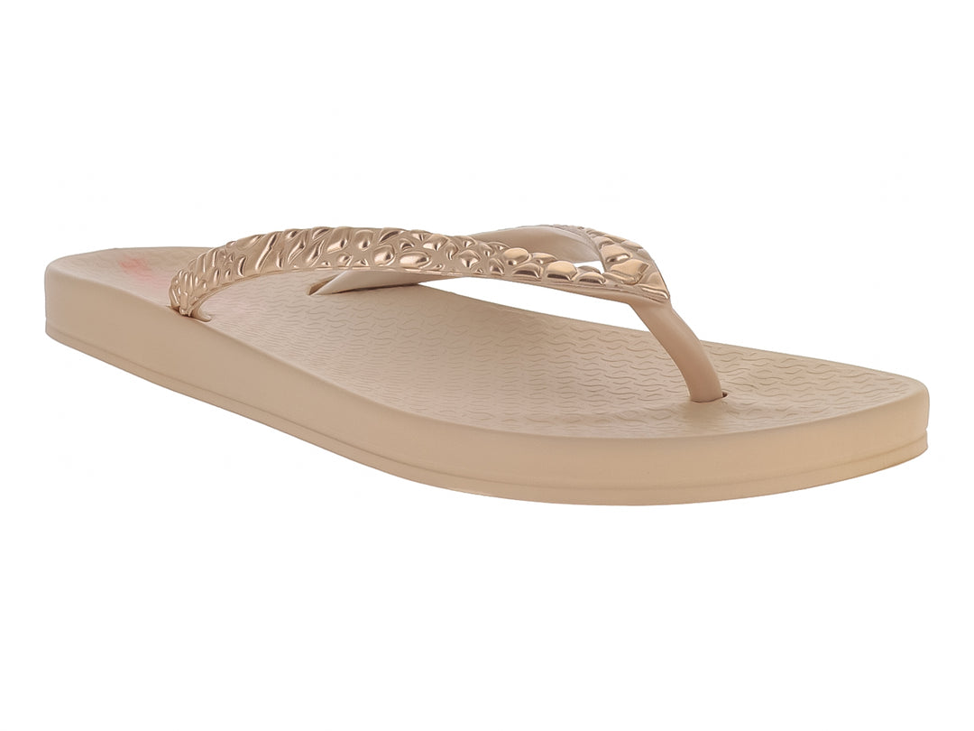 Sandalias planas de color beige con tira decorada, marca Ipanema.
