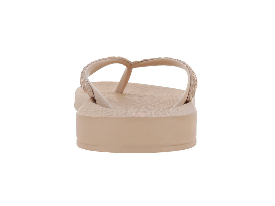 Sandalias planas de color beige con tira decorada, marca Ipanema.
