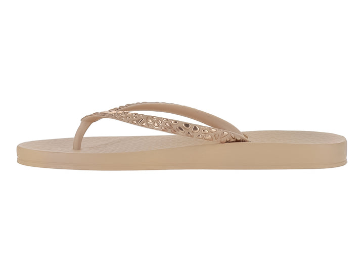Sandalias planas de color beige con tira decorada, marca Ipanema.