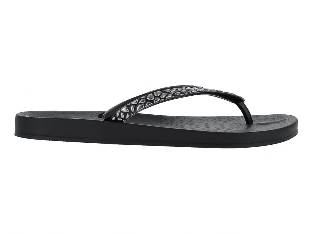 Sandalias negras Ipanema con correa texturizada en color gris y suela plana.
