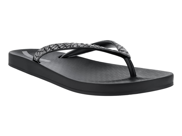 Sandalias negras Ipanema con correa texturizada en color gris y suela plana.