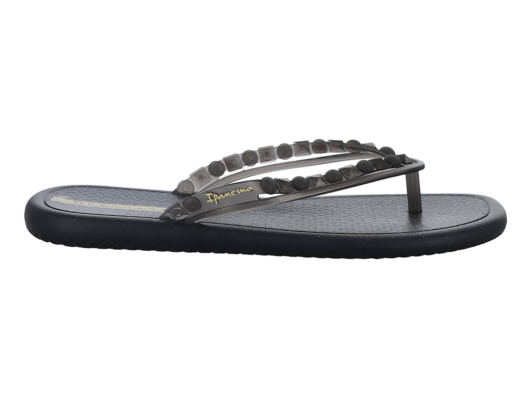 Sandalias negras Ipanema con detalles decorativos en las correas y suela plana.