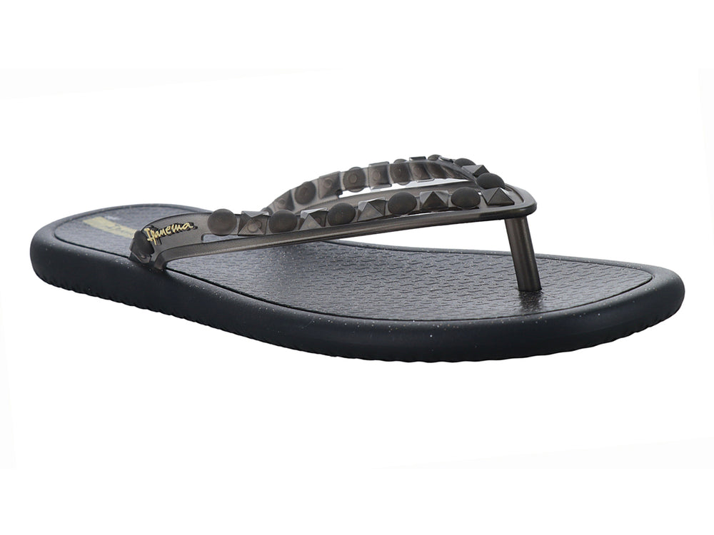 Sandalias negras Ipanema con detalles decorativos en las correas y suela plana.