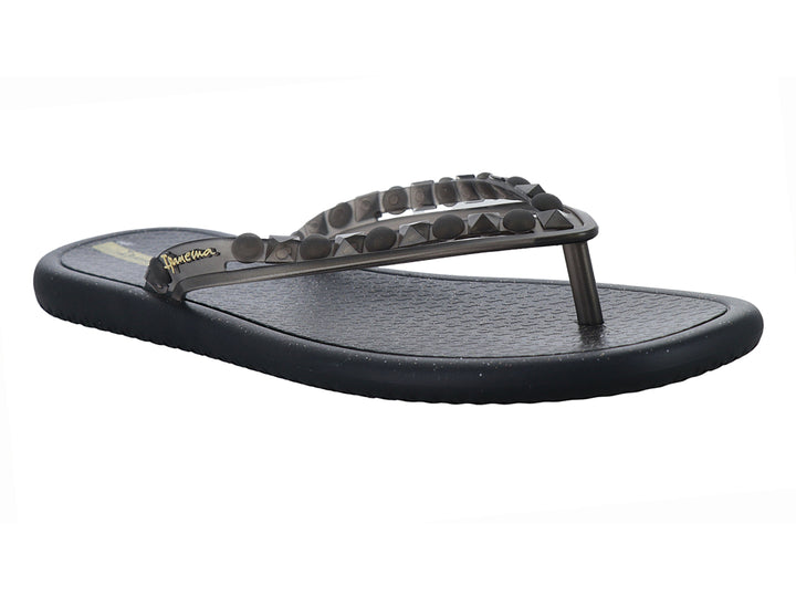 Sandalias negras Ipanema con detalles decorativos en las correas y suela plana.