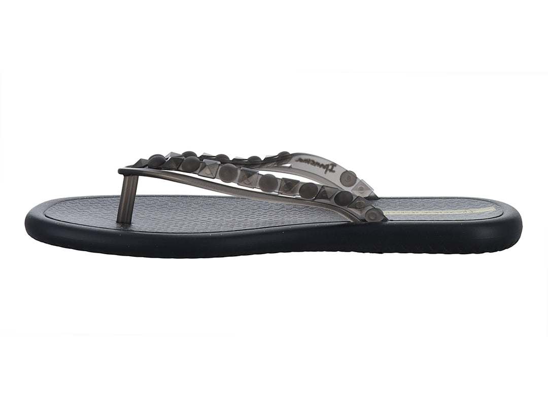 Sandalias negras Ipanema con detalles decorativos en las correas y suela plana.