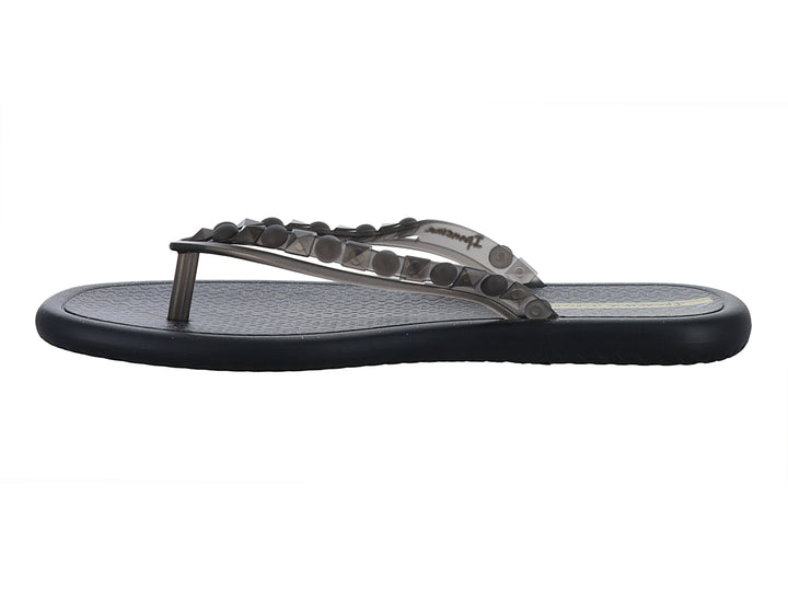 Sandalias negras Ipanema con detalles decorativos en las correas y suela plana.