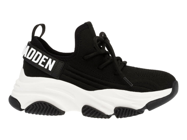 Tenis deportivos Steve Madden para niño en color negro con suela blanca ancha y prominente.